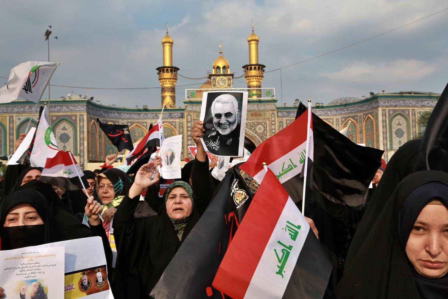 عراقيات يتظاهرن في كربلاء تأييدا لايران