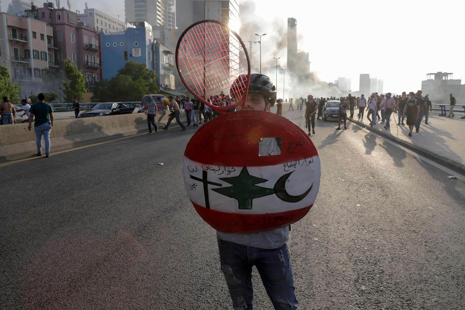 لبناني في تظاهرة وسط بيروت