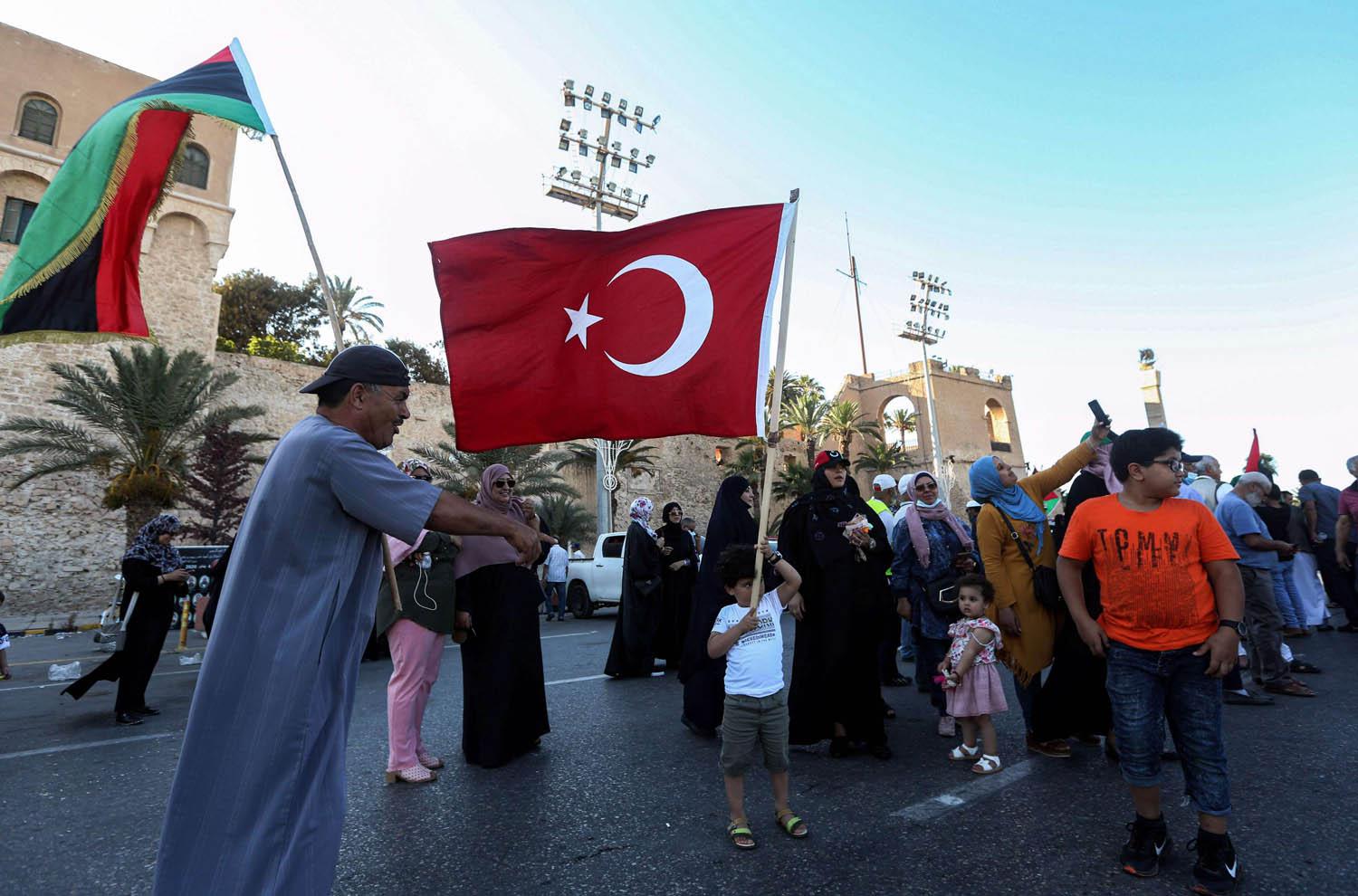 ليبيون يرفعون العلمين التركي والليبي وسط طرابلس