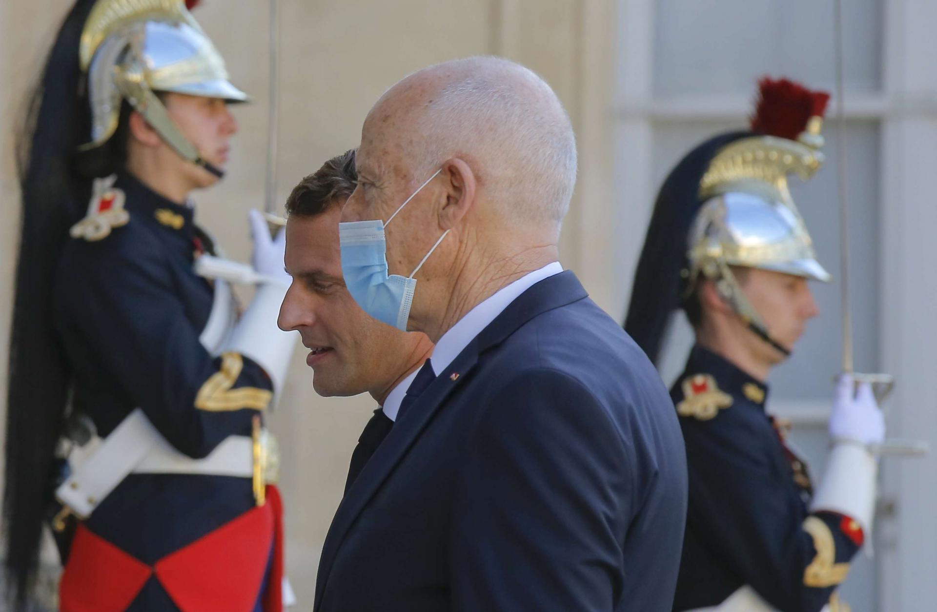 الرئيس التونسي قيس سعيد ونظيره الفرنسي ايمانويل ماكرون