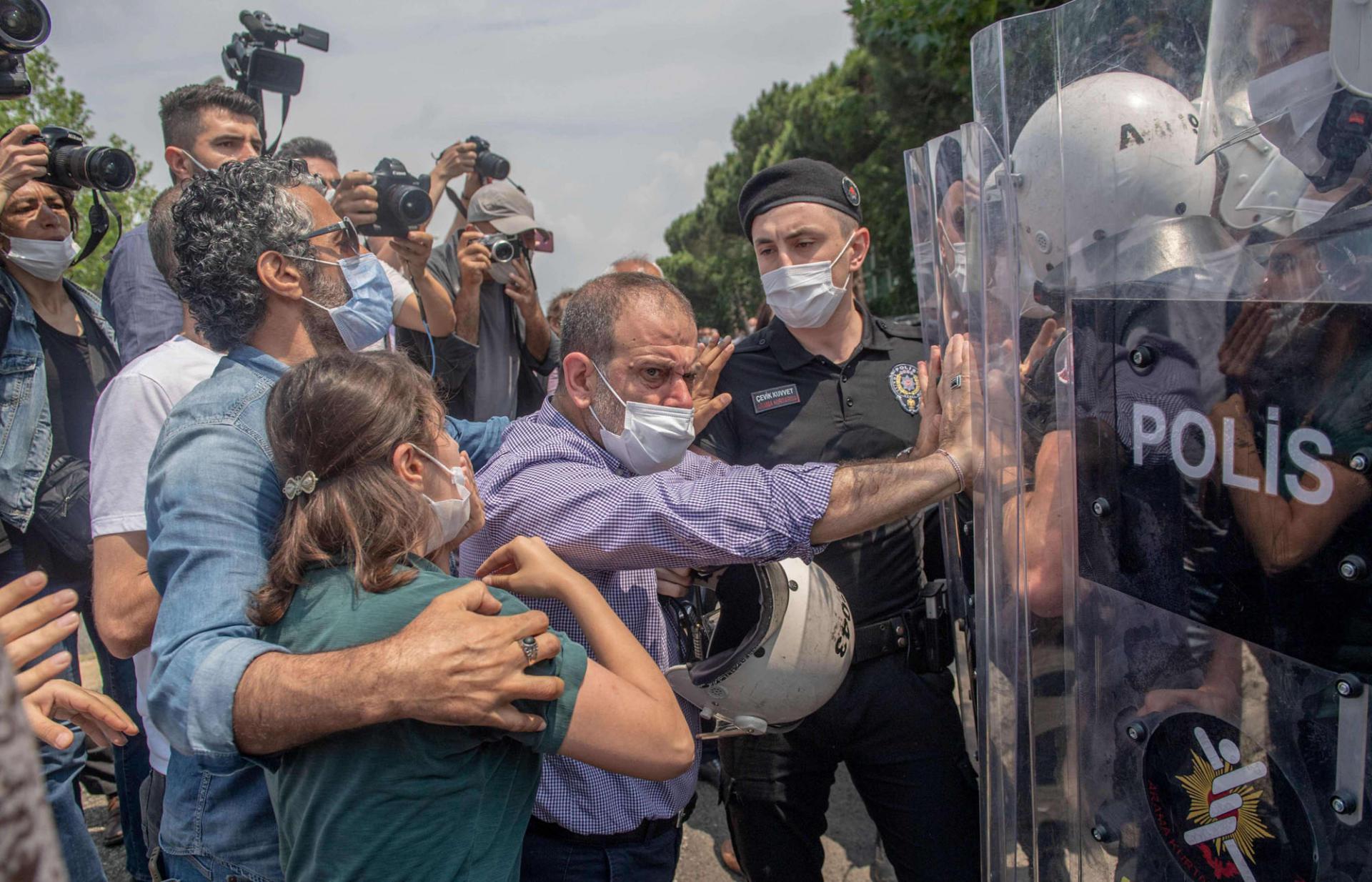 انتصار للديمقراطية رغم التضييقات الأمنية