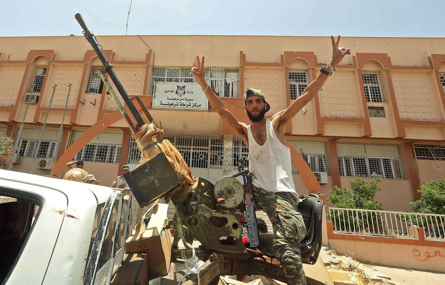 مقاتل موالٍ لحكومة الوفاق أمام مركز شرطة ترهونة غرب ليبيا