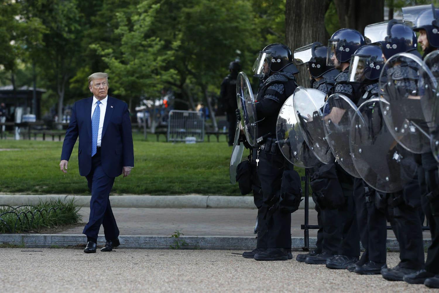 الرئيس الأميركي دونالد ترامب مع شرطة المدينة أمام البيت الأبيض