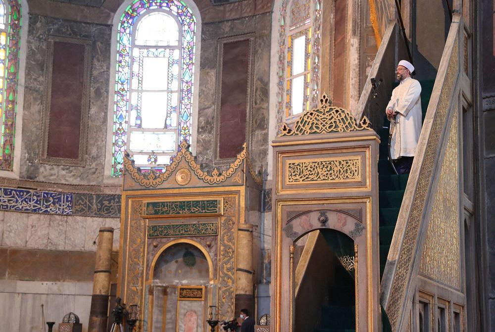 رئيس الشؤون الدينية في تركيا علي أرباش يترأس أول صلاة جمعة في أيا صوفيا بعد 86 عاما
