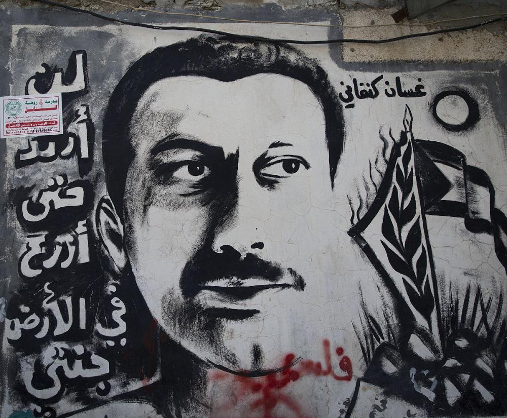 صورة غسان كنفاني على جدارية في مدينة الخليل