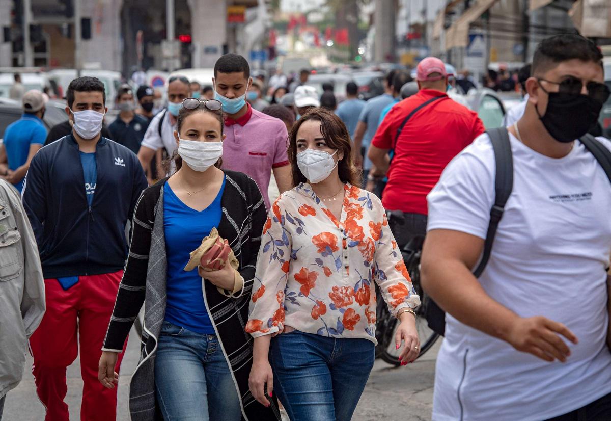 مغاربة يرتدون كمامات يسيرون في العاصمة الرباط بعد أن خففت السلطات إجراءات الإغلاق
