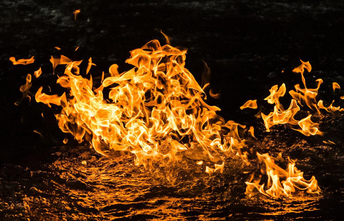 غاز الميثان مشتعل على طول نهر في استراليا