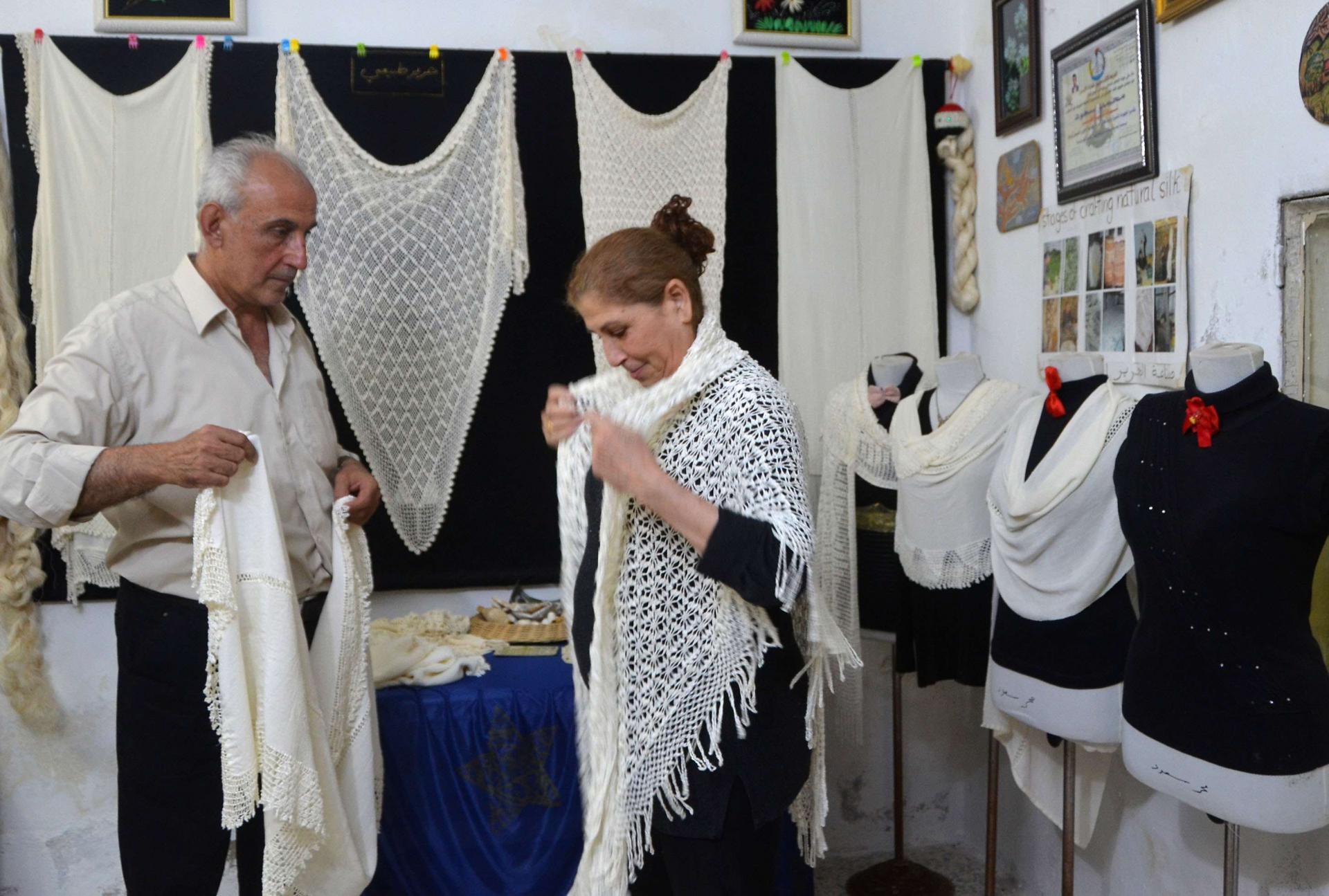 صانع الحرير محمد سعود وزوجته يعرضان ابداعاتهما من المنسوجات الحريرية