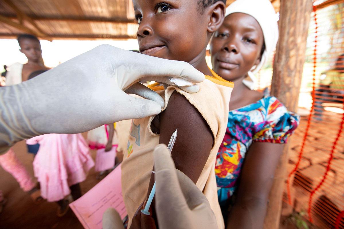 طفل يتلقى تطعيما ضد الحصبة في الكونغو