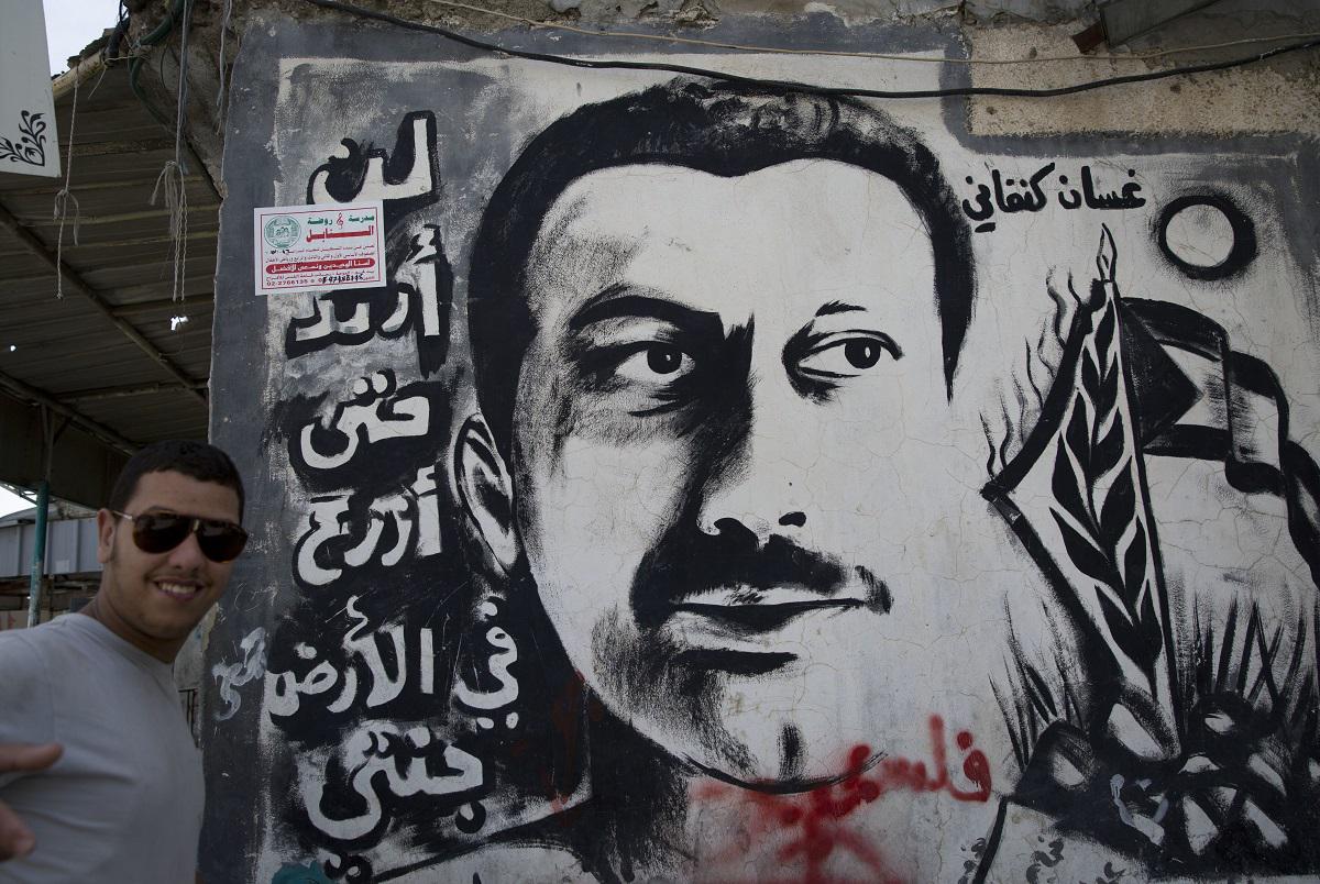 جدارية في الخليل تحمل صورة الروائي الفلسطيني غسان كنفاني