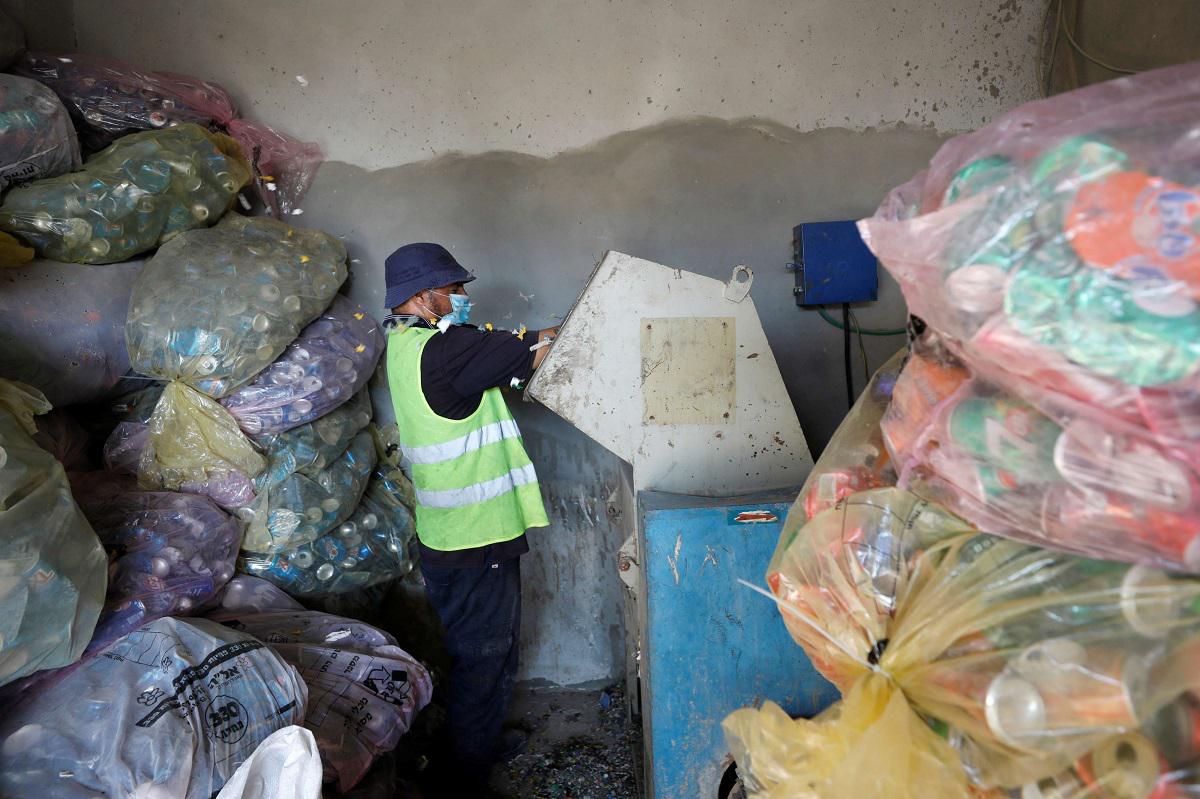 الفلسطيني سامر النابلسي يجمع النفايات لاعادة تدويرها