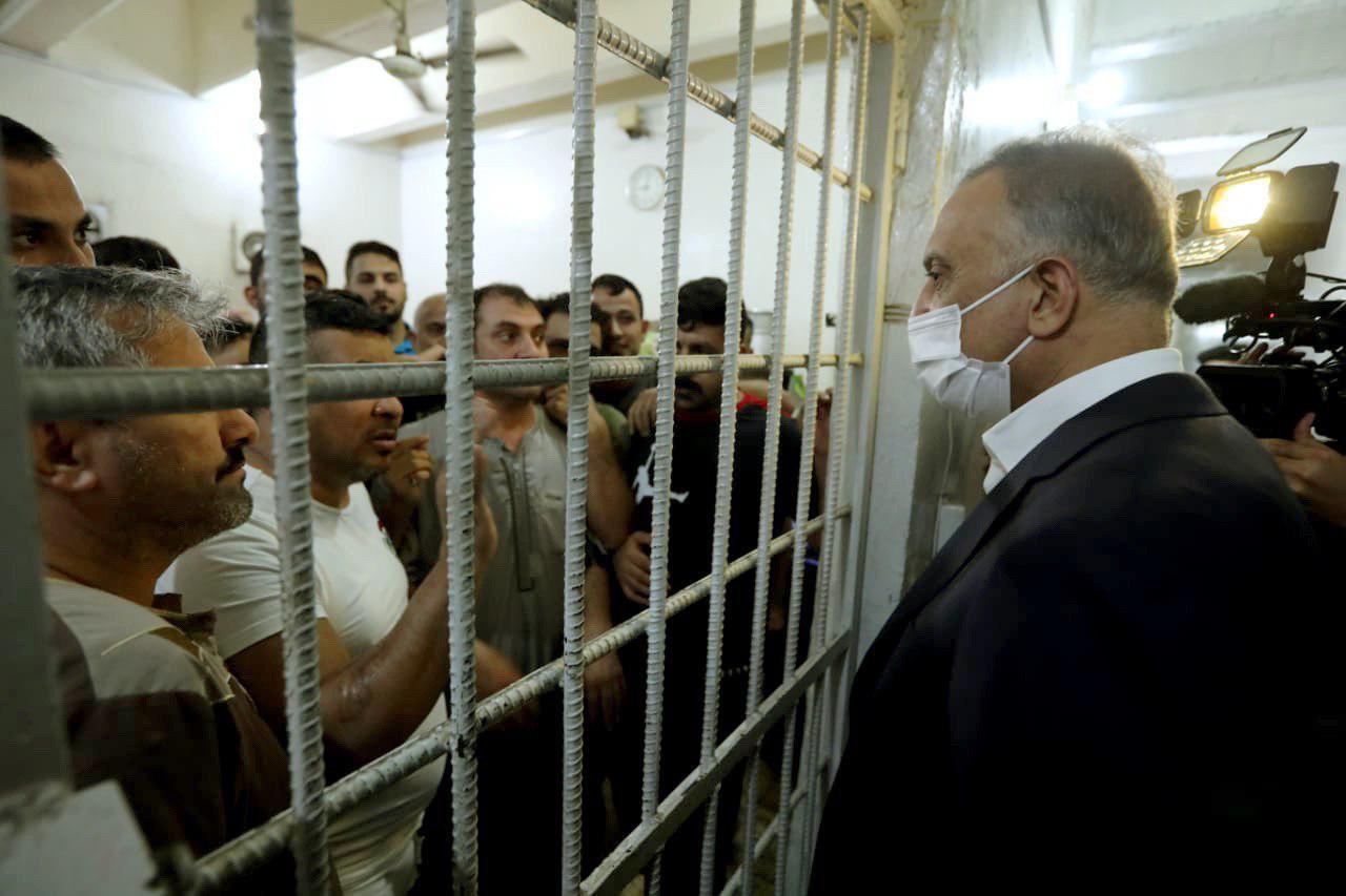 رئيس الوزراء العراقي مصطفى الكاظمي يجري زيارة تفقدية مفاجئة لسجن التحقيق المركزي في موقع مطار المثنى 