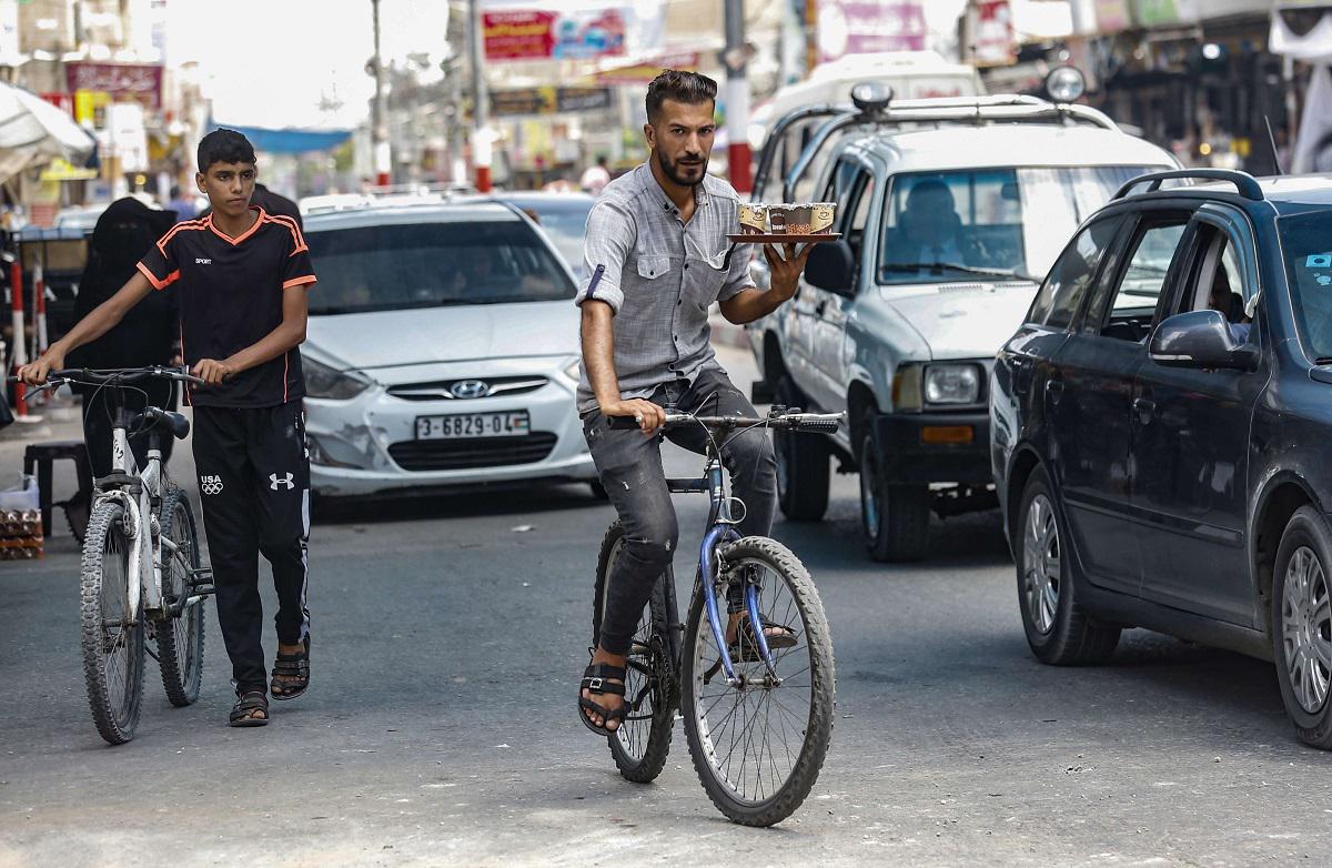 شاب فلسطيني في غزة يوصل القهوة على دراجة هوائية