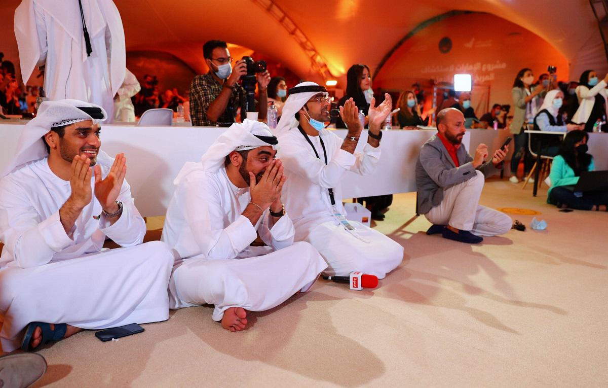 اماراتيون يشاهدون على شاشة كبيرة في مركز محمد بن راشد للفضاء في دبي، إطلاق مسبار الأمل 