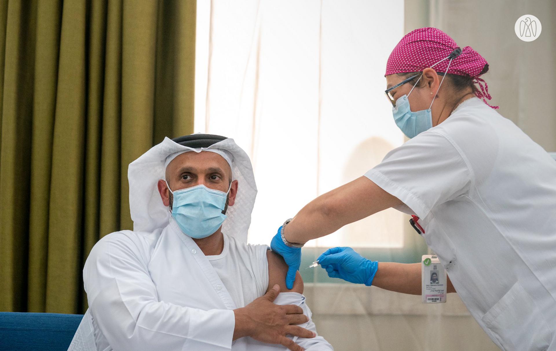 عبد الله بن محمد آل حامد، رئيس دائرة الصحة بأبوظبي، أول متطوع يتلقي اللقاح (الصورة من صفحة مكتب أبوظبي الإعلامي على تويتر)