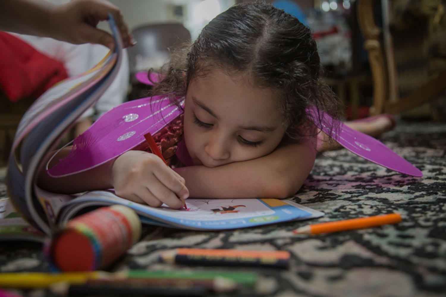 طفلة مصرية تتعلم التلوين