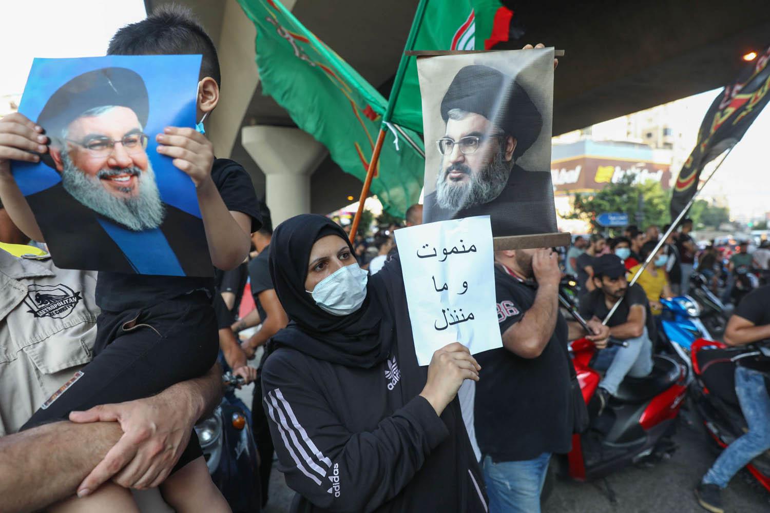 ناشطون في حزب الله يتظاهرون وسط بيروت