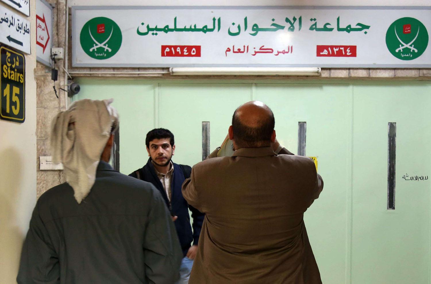 مدخل مقر الأخوان في الأردن بعد اغلاقه من الشرطة
