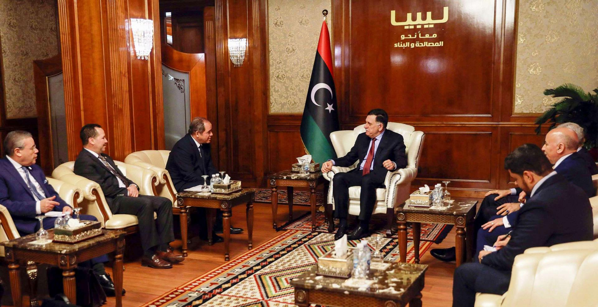وزير الخارجية الجزائري في لقاء سابق مع رئيس حكومة الوفاق الليبية