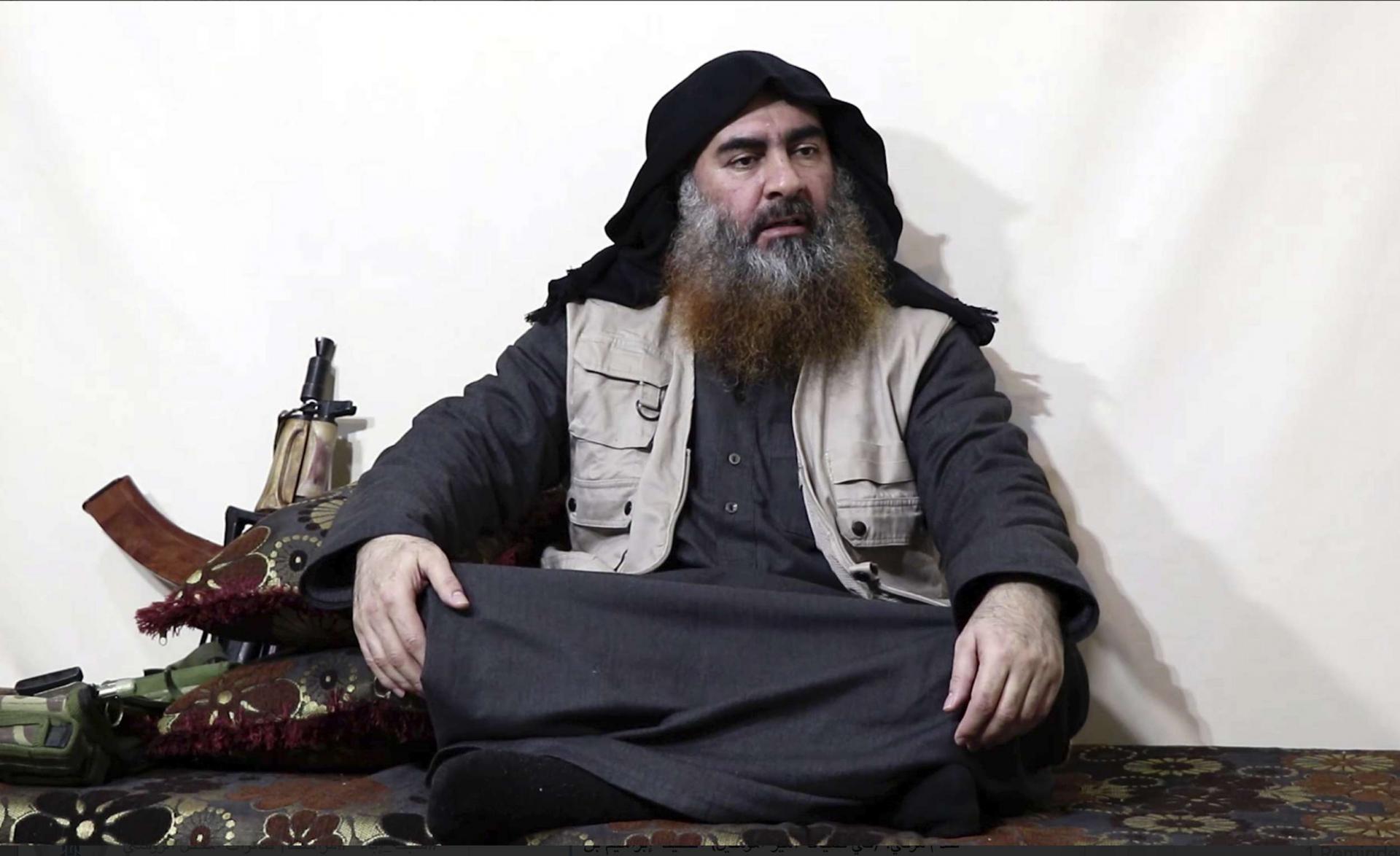 أبوبكر البغدادي زعيم داعش الذي قتل في غارة اميركية بسوريا
