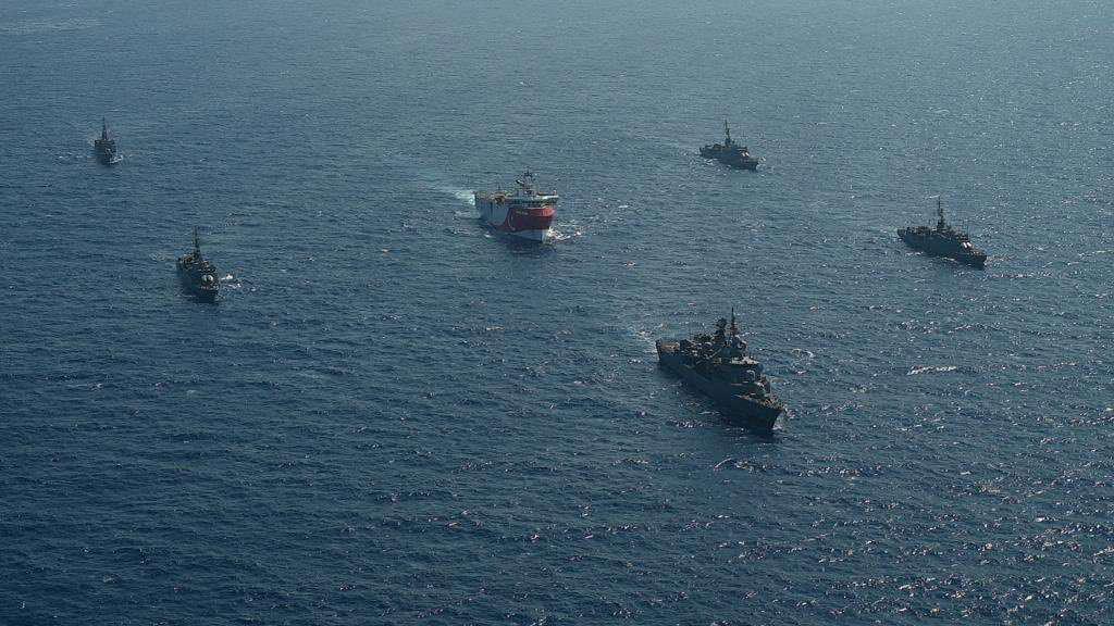 سفن حربية ترافق سفينة التنقيب التركية في شرق المتوسط