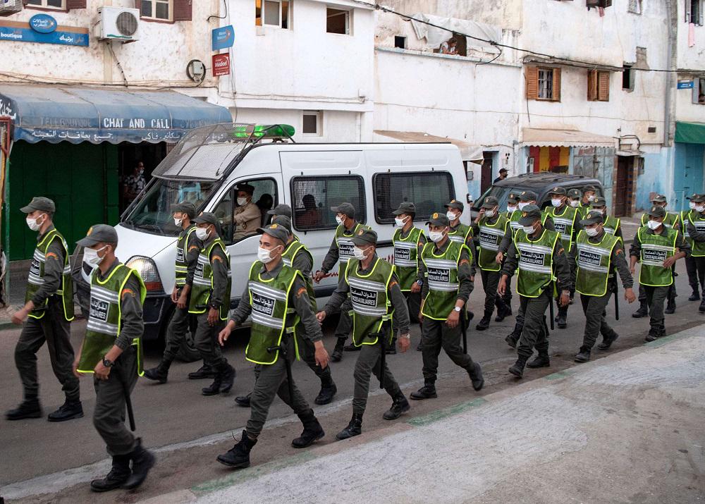 الأمن المغربي يشدد المراقبة لإلزام المواطنين بإجراءات الوقاية من كورونا