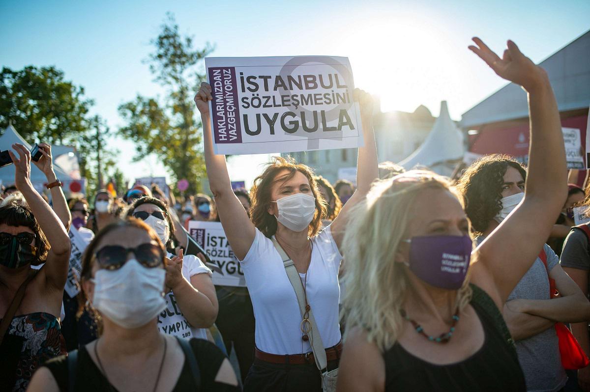 وقفة نسائية في تركيا لمنع العنف ضد المرأة