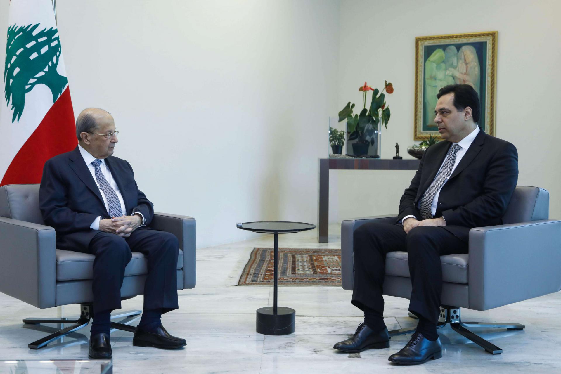 الرئيس اللبناني ميشال عون (يسار) يلتقي رئيس الوزراء المستقيل حسان دياب