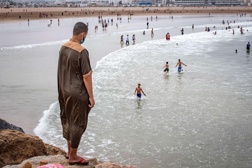 كورونا يحول المتعة في شواطئ المغرب إلى كابوس