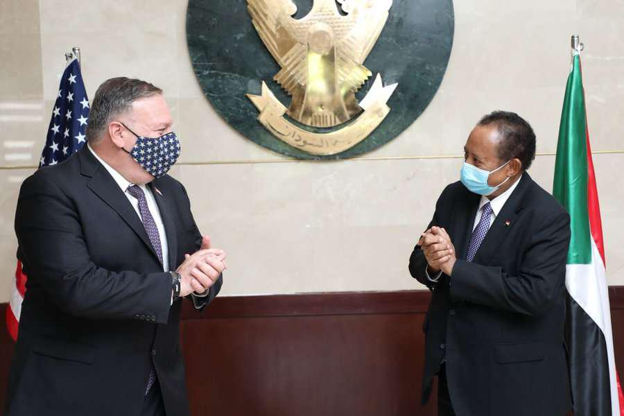 بومبيو (يسار) يلتقي رئيس الوزراء السوداني عبدالله حمدوك بالخرطوم