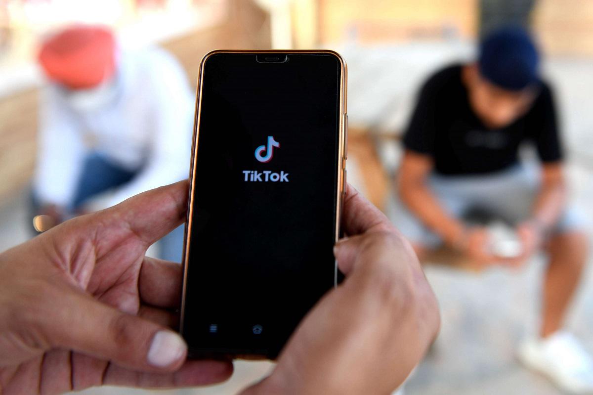 شعار تطبيق تيك توك يظهر على شاشة هاتف محمول