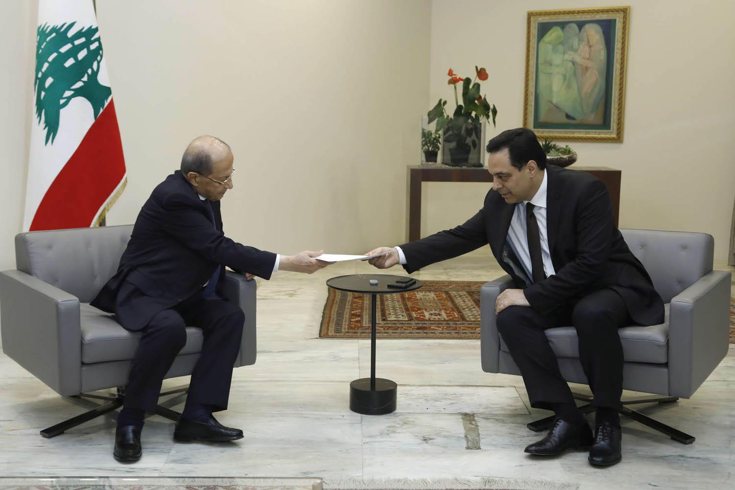 الرئيس اللبناني ميشال عون يتسلم استقالة رئيس الوزراء حسان دياب