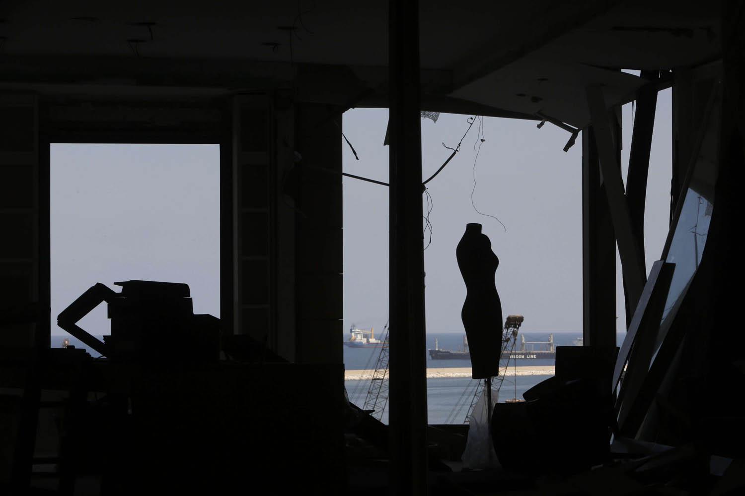 منظر من نافذة تطل على منطقة ميناء بيروت المدمر