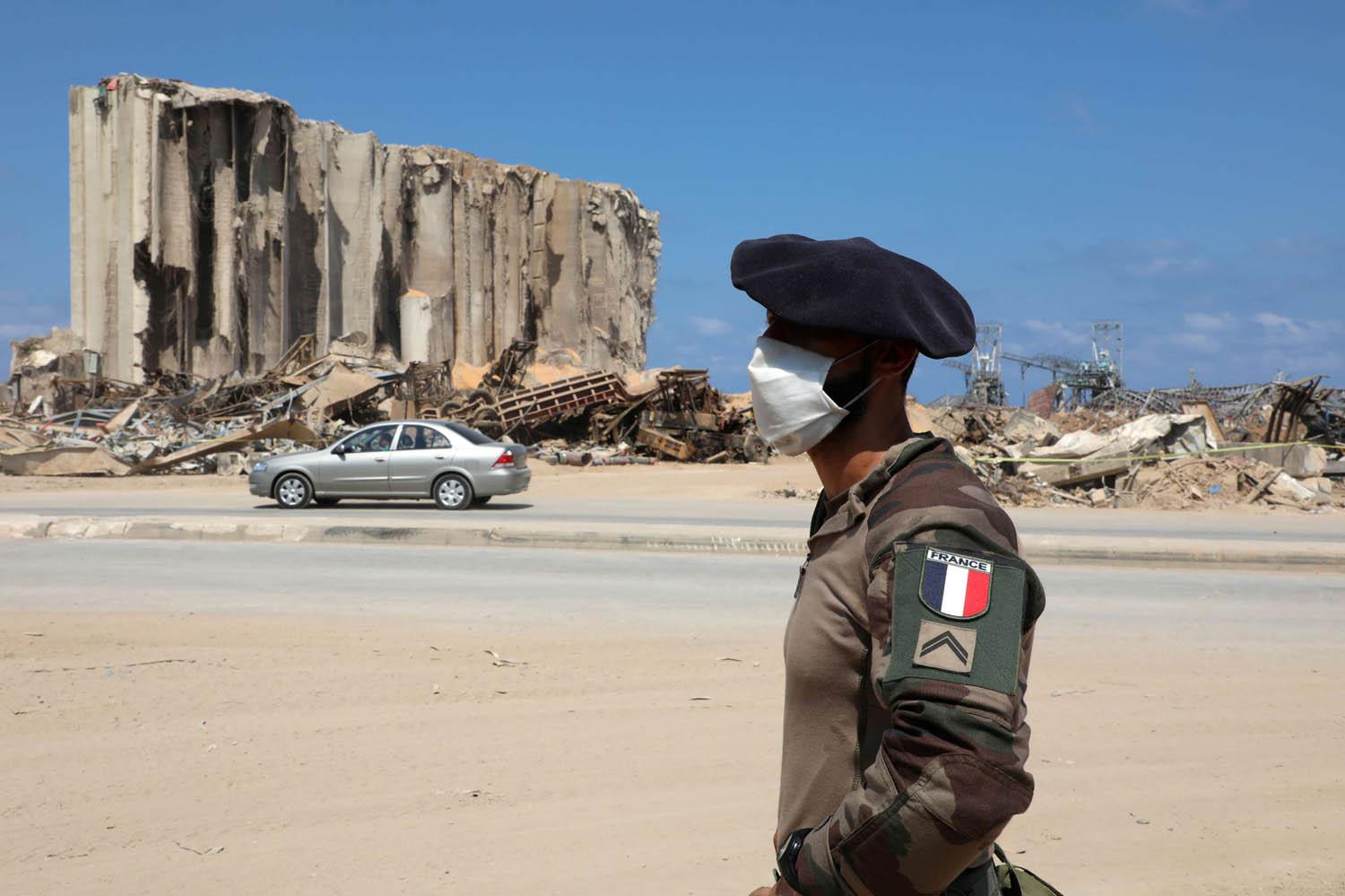 جندي فرنسي بالقرب من موقع انفجار بيروت