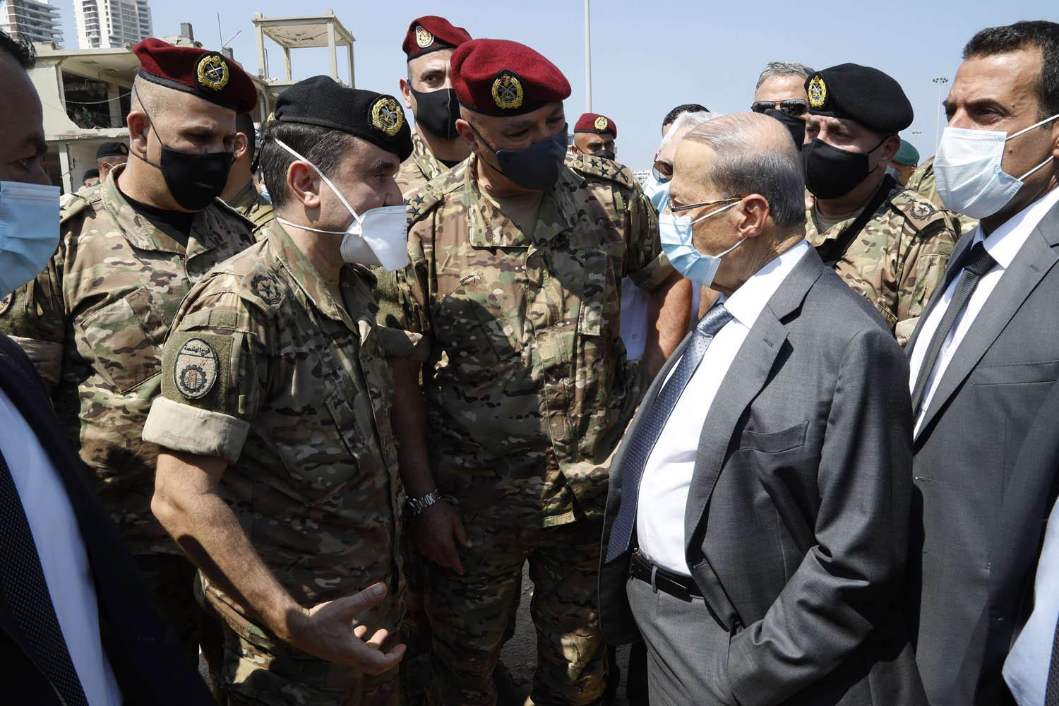 الرئيس اللبناني ميشال عون يتفقد موقع التفجير في بيروت