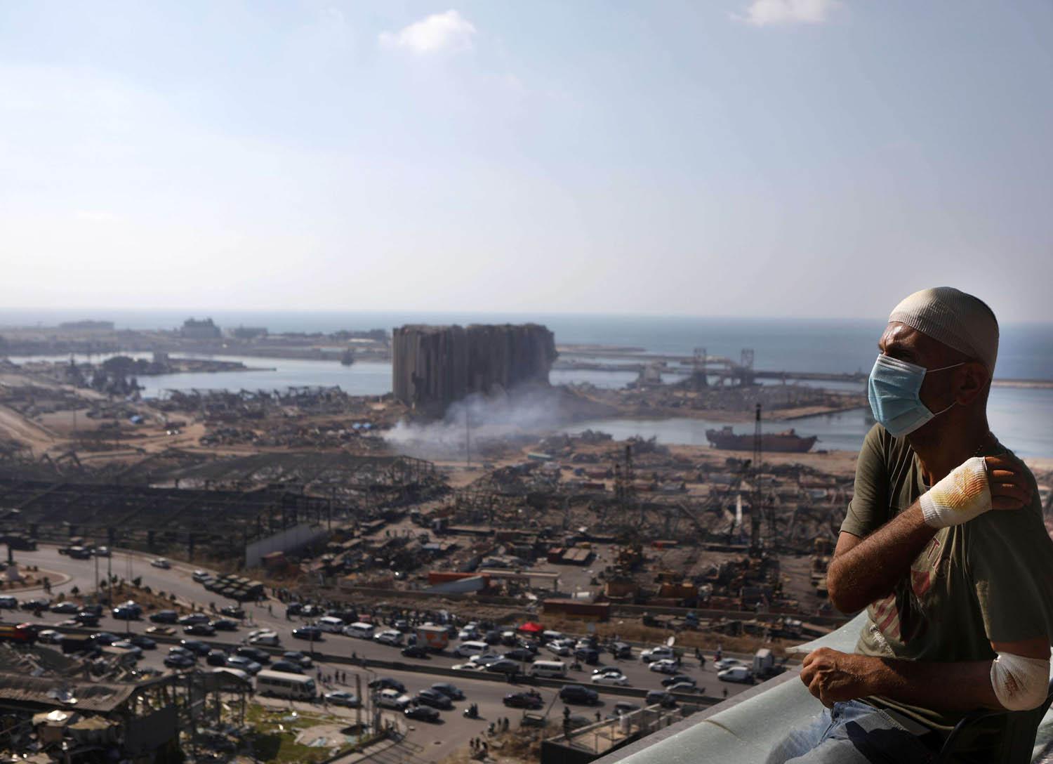 لبناني يطل على الدمار في ميناء بيروت