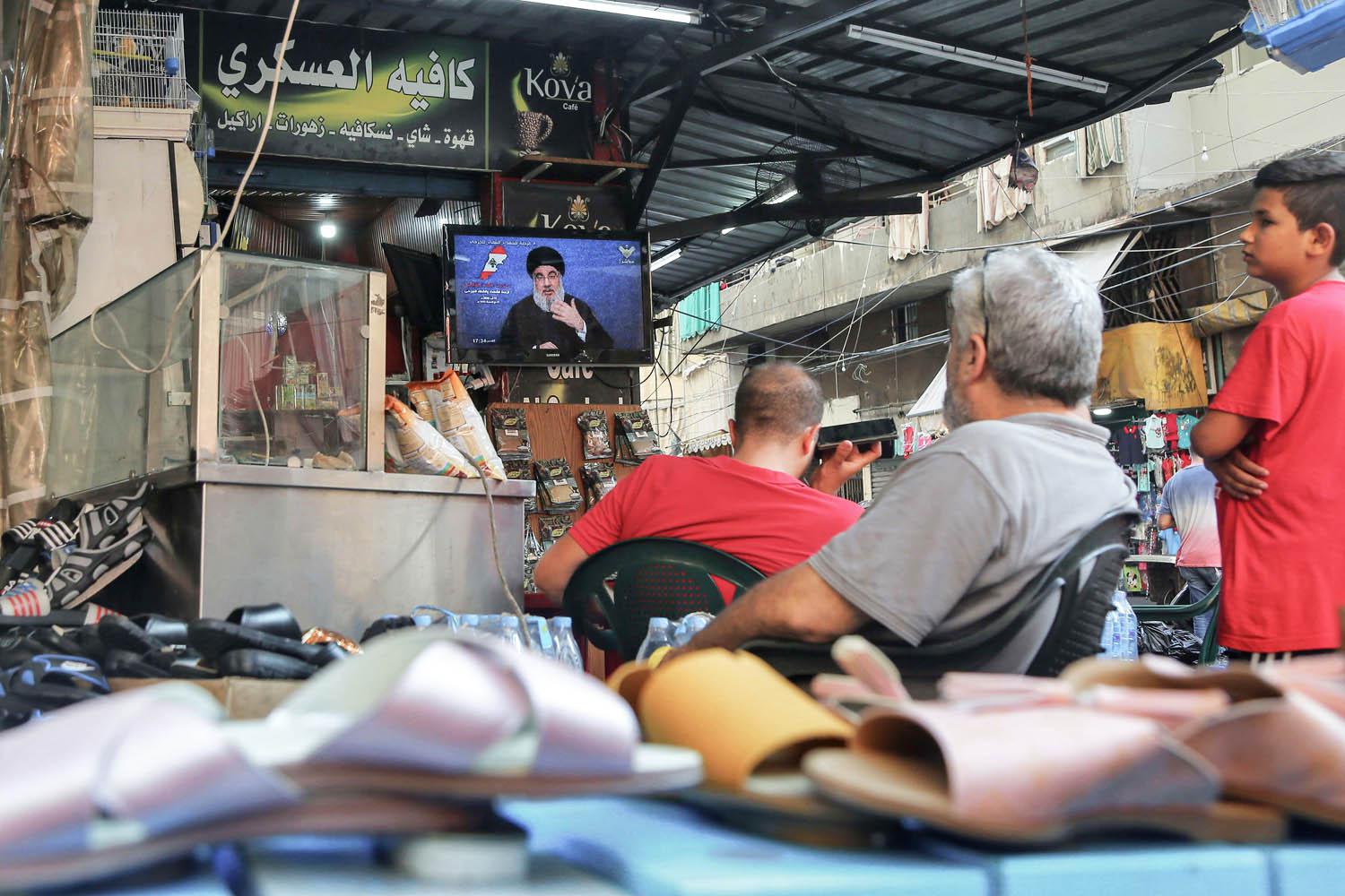لبنانيون يشاهدون كلمة مسجلة لحسن نصرالله