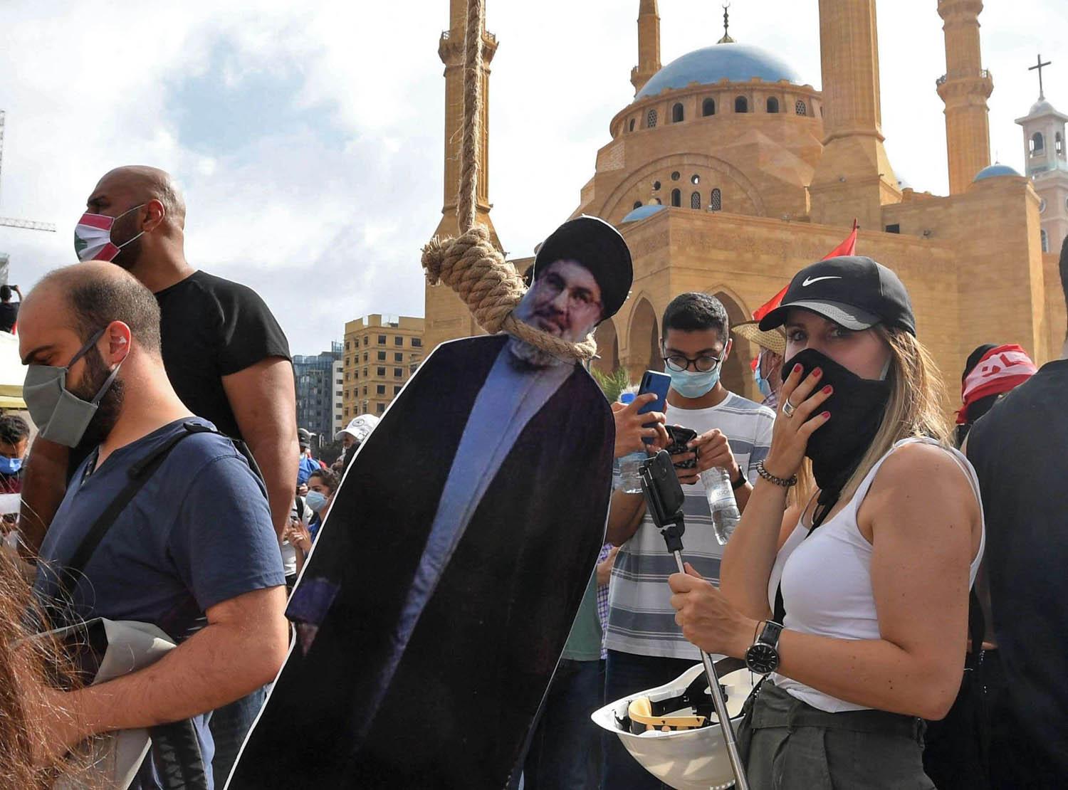 لبنانيون يحاكون شنق صورة لحسن نصرالله