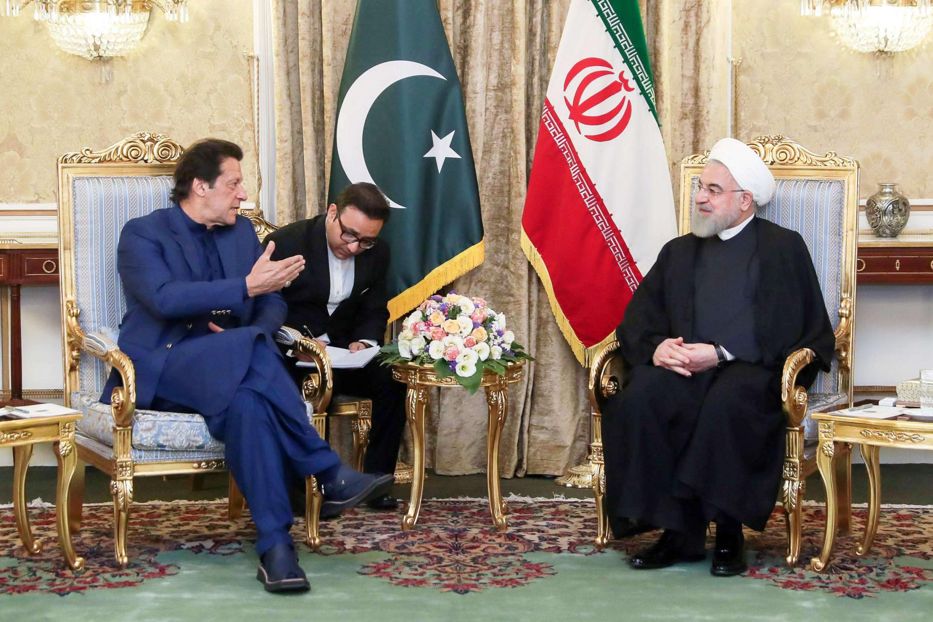 لقاء سابق في اكتوبر 2019 بين الرئيس الايراني حسن روحاني ورئيس الوزراء الباكستاني عمران خان