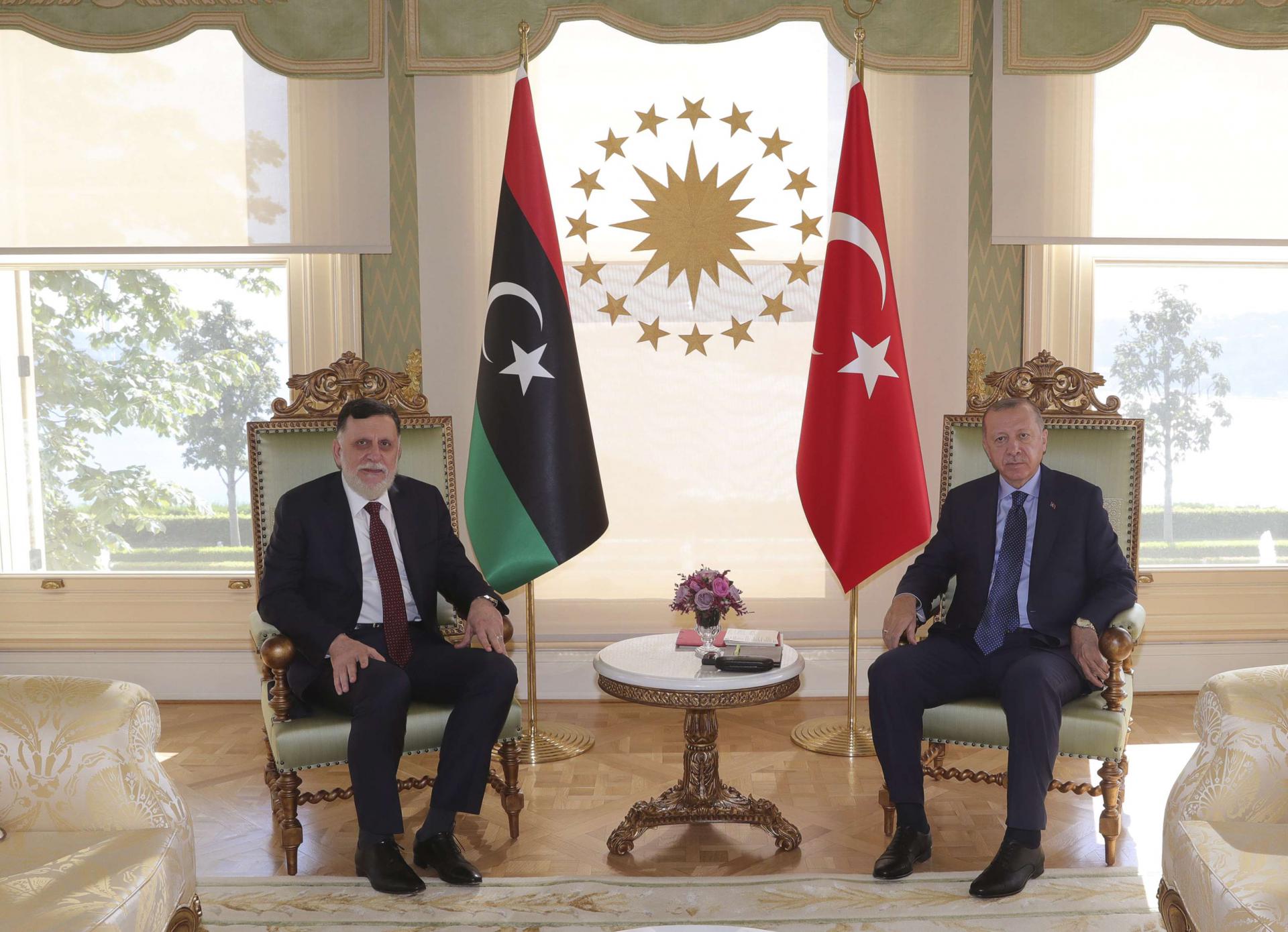 لقاء سابق بين الرئيس التركي رجب طيب اردوغان ورئيس حكومة الوفاق الليبية فايز السراج