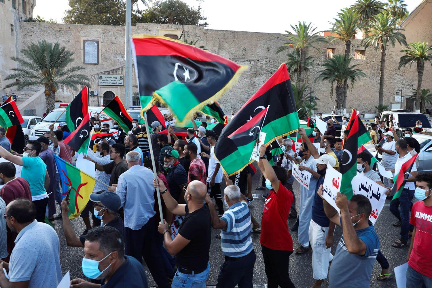 محتجون ليبيون على الفساد وسط طرابلس