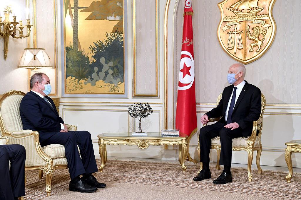 الرئيس التونسي قيس سعيد ووزير الخارجية الجزائرية صبري بوقادوم