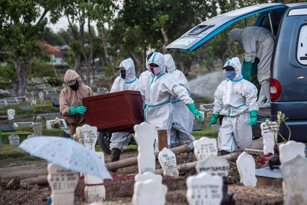 دفن أحد ضحايا كورونا في اندونيسيا