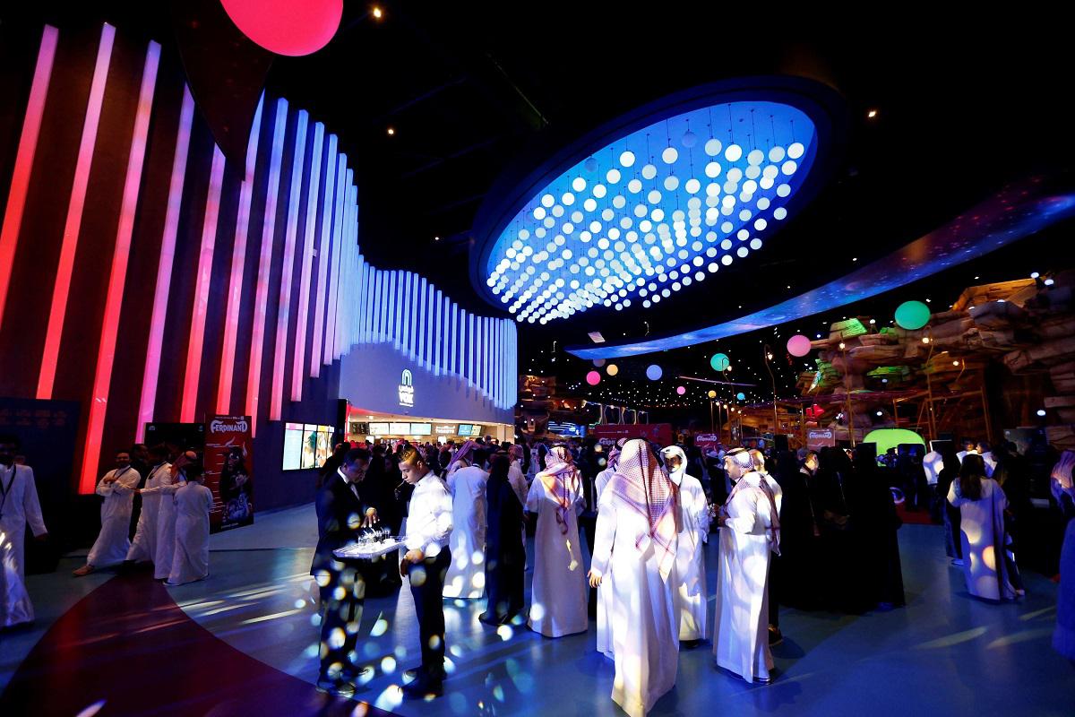  سعوديون في الرياض بارك مول أثناء افتتاح دار سينما عام 2018