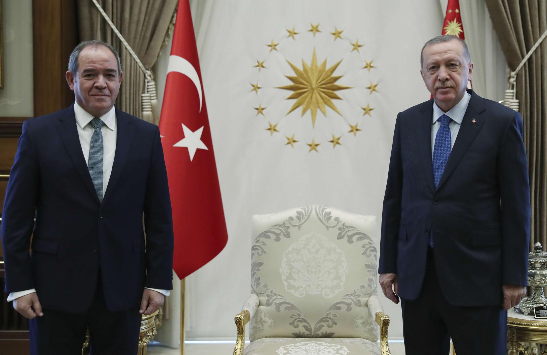 الرئيس التركي رجب طيب أردوغان ووزير الخارجية الجزائري صبري بوقادوم 