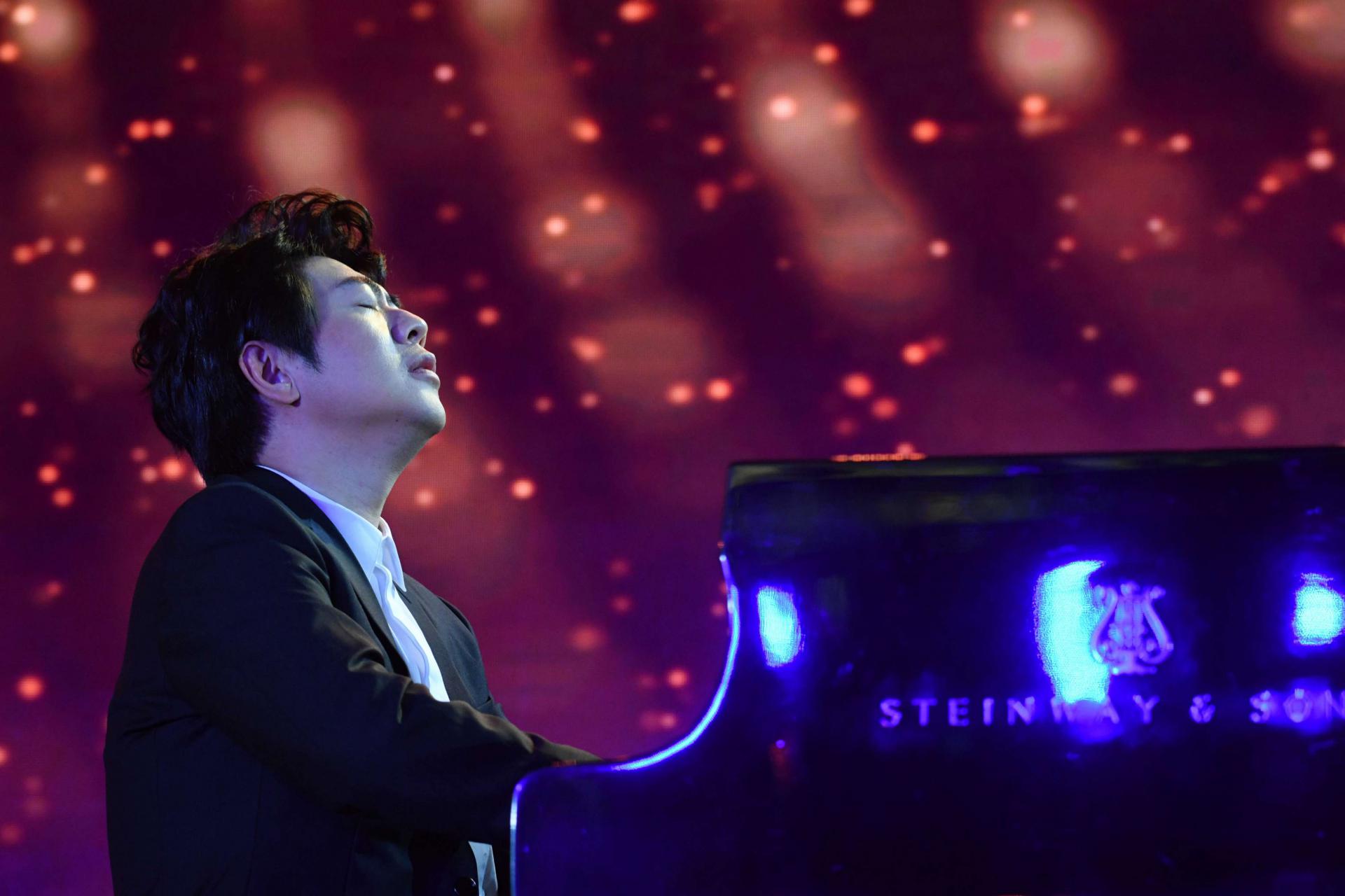 عازف البيانو الصيني لانغ لانغ يؤدي خلال حفل إحدى معزوفات باخ
