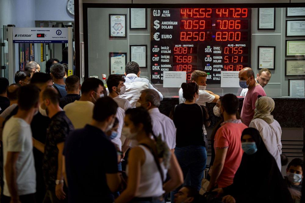 نزيف الليرة يعكس مدى الأزمة الاقتصادية المتفاقمة في تركيا