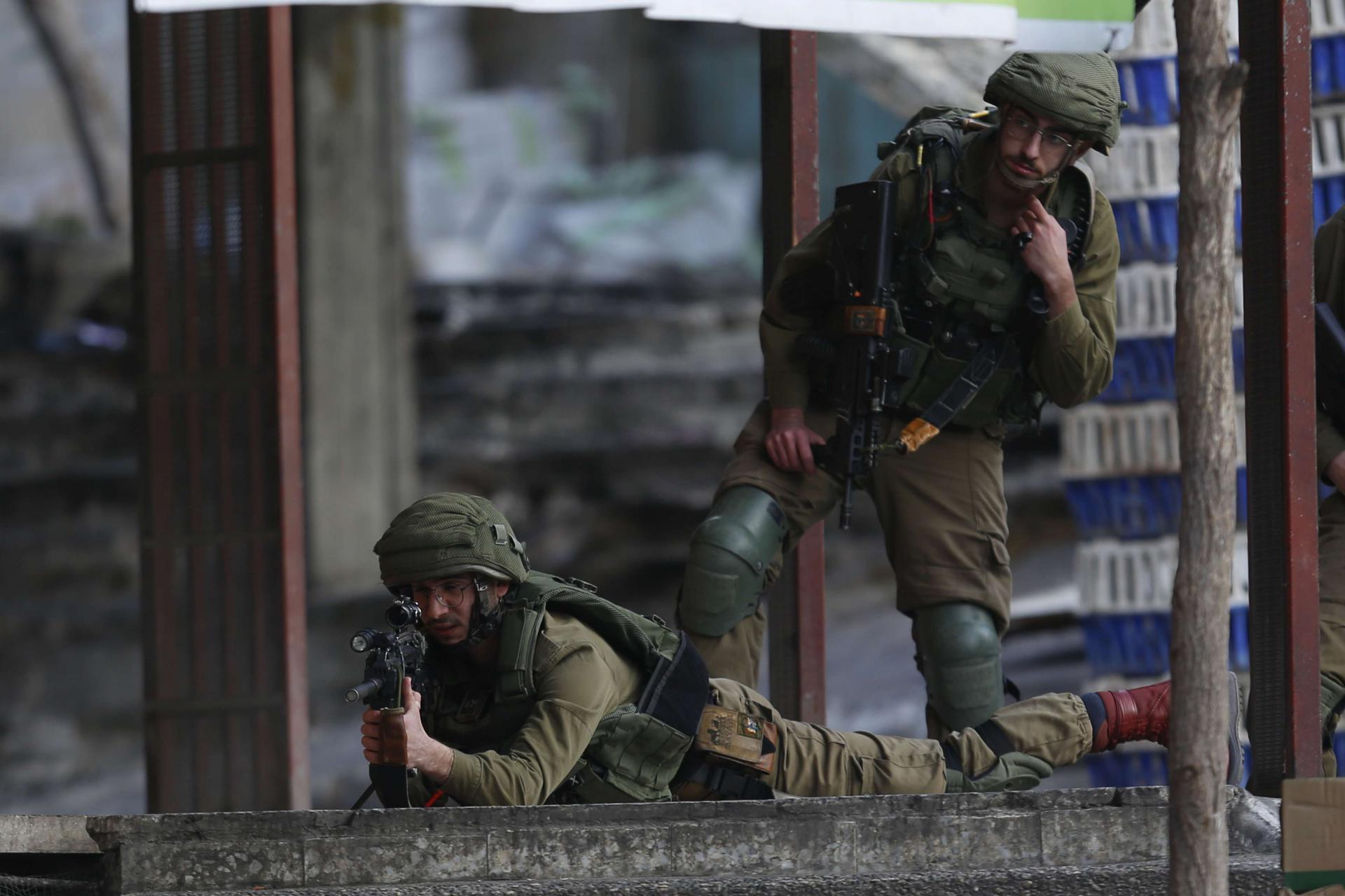 جنود إسرائيليون يستهدفون متظاهرين فلسطينيين بالضفة الغربية