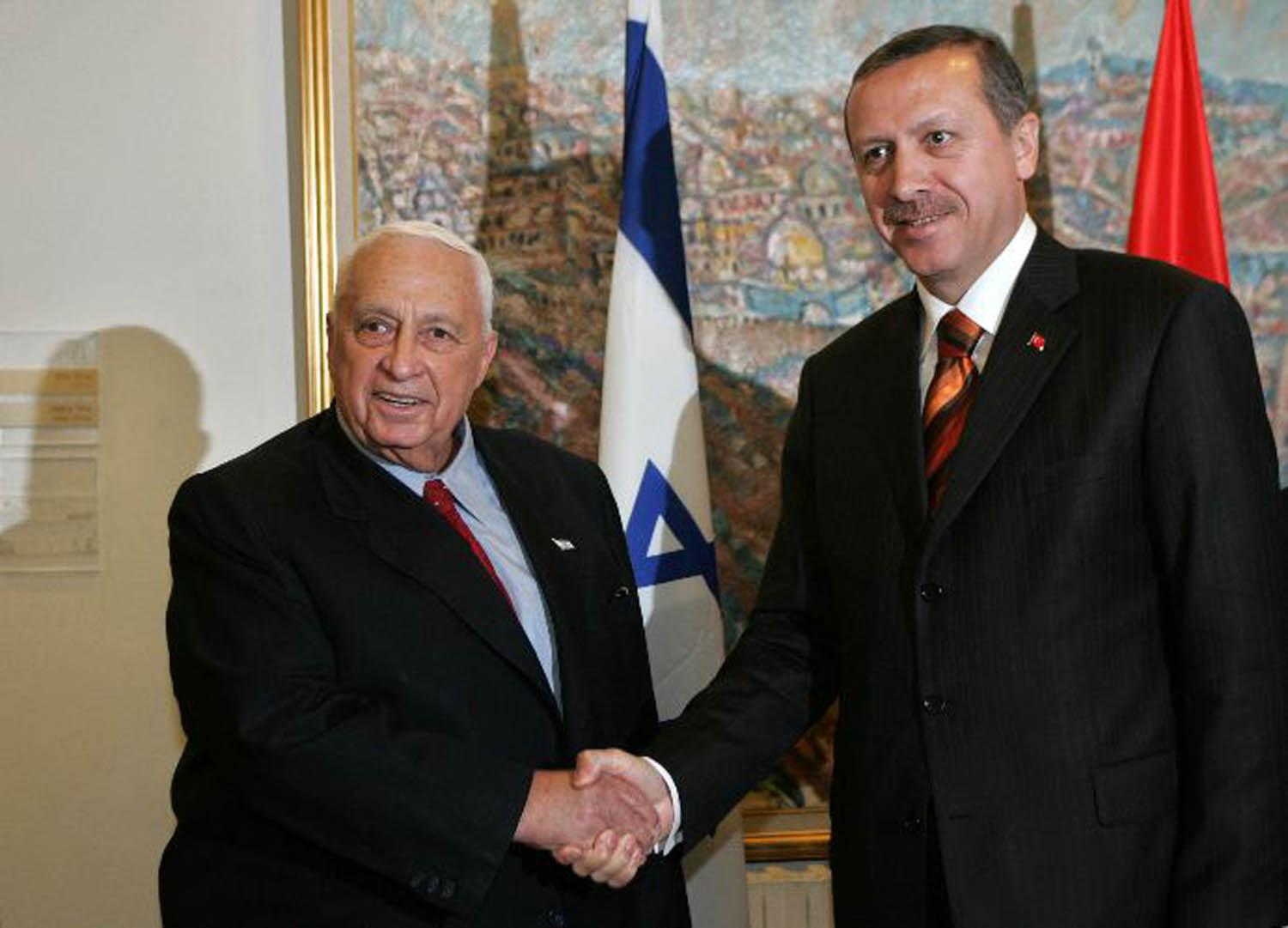 الرئيس التركي رجب طيب أردوغان في لقاء مع رئيس الوزراء الاسرائيلي الراحل أرييل شارون