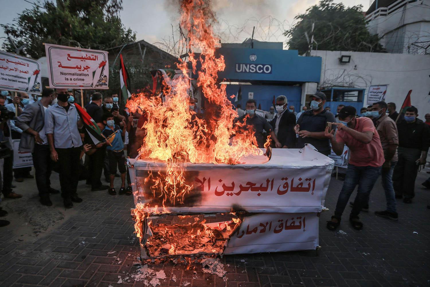 فلسطينيون يحرقون توابيت رمزية للاحتجاج على اتفاق السلام الاسرائيلي الاماراتي البحريني